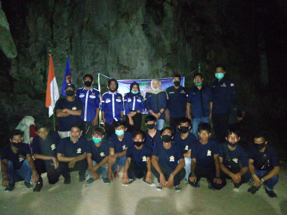 Pengurus Karang Taruna yang baru dilantik dan dikukuhkan oleh Kepala Desa Wanua Waru disaksikan oleh Ketua KT Kecamatan Mallawa, Nur Amsi,(28/11/2020), di kawasan wisata cagar budaya Liang Panning ini mewajibkan anggotanya membudidayakan bunga anggrek di rumah masing-masing.