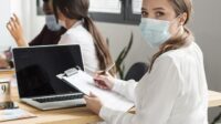 pegawai wanita di kantor