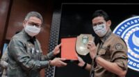 berikan cinderamata
