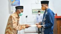 serahkan bantuan masjid