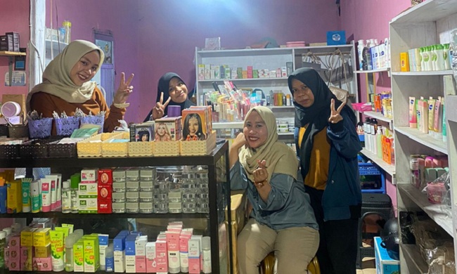 owner toko kosmetik lutim