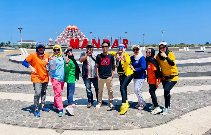 foto anjungan mandar pantai losari makassar