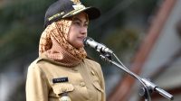bupati indah pakai topi