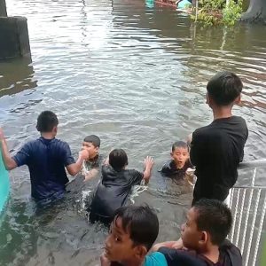 ANAK ANAK MAIN BANJIR DI MAKASSAR