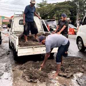 warga timbun jalan lubang