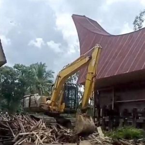 penggusuran rumah adat